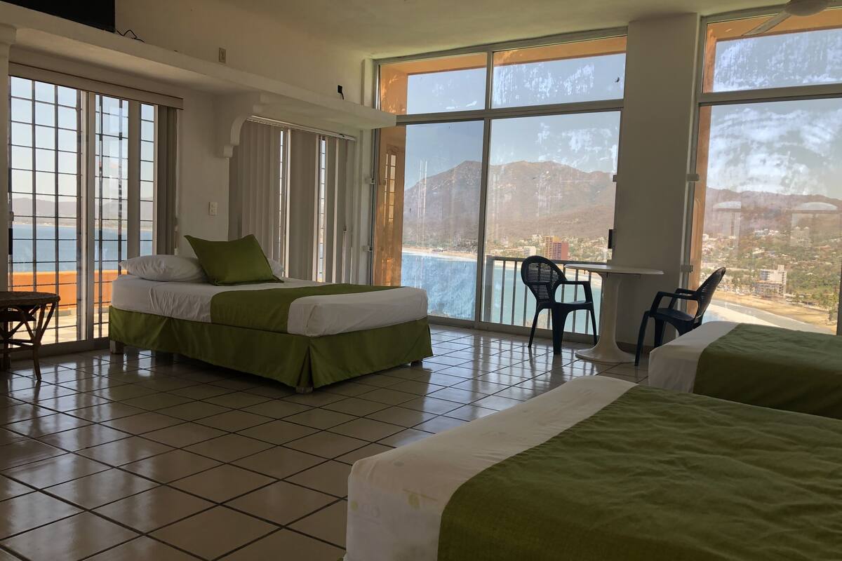 Deluxe kamer, Meerdere bedden, niet-roken, uitzicht op zee | Beddengoed