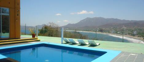 Piscine extérieure, chaises longues