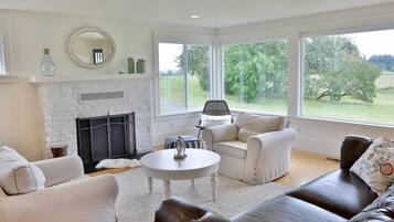 House, Berbilang Katil, Bay View (265 - Bayview Together Farm) | Ruang tamu