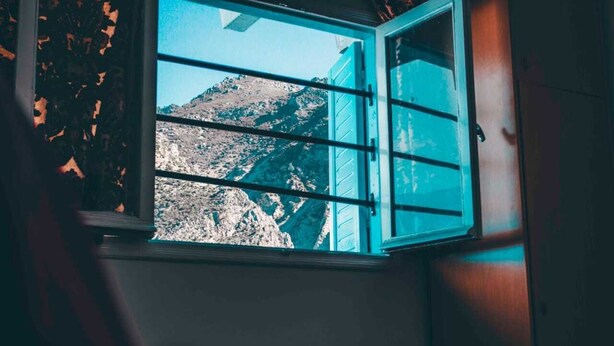 A room with a window overlooking a mountainous landscape. - Casa Karam With View Of The 3 Mountains (chefchaouen)