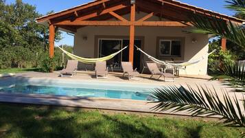 Una piscina al aire libre, una piscina climatizada