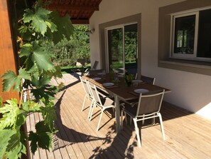 Outdoor dining - Holiday home with heated swimming pool (Grayan-Et-L'hôpital)