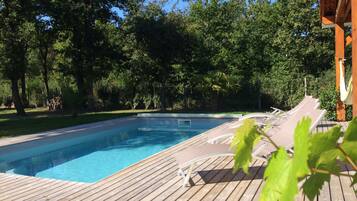 Una piscina al aire libre, una piscina climatizada