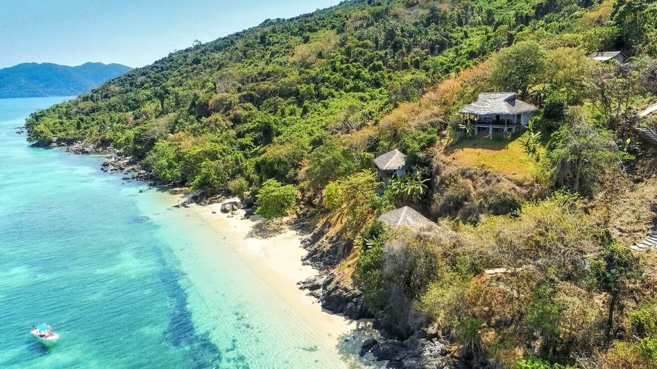Front beach Maki Vary eco-lodges -