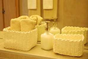 Dusche, Haartrockner, Handtücher, Toilettenpapier