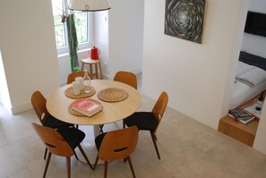 1 slaapkamer, een strijkplank/strijkijzer, gratis wifi, beddengoed