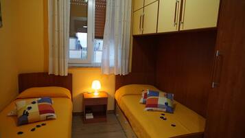 2 makuuhuonetta, työpöytÀ, silitysrauta/-lauta, Wi-Fi