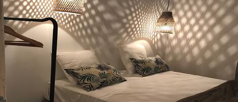 1 slaapkamer, een strijkplank/strijkijzer, internet, beddengoed