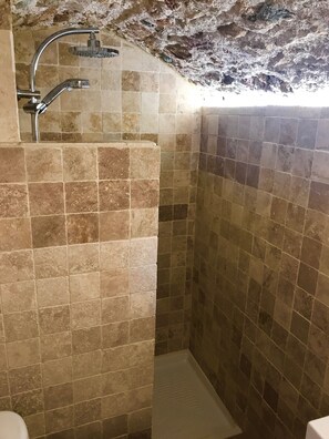 Sèche-cheveux, serviettes fournies