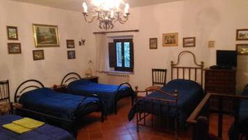 12 Schlafzimmer, Bügeleisen/Bügelbrett, Reisekinderbett