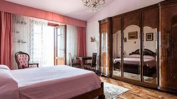 3 bedrooms, iron/ironing board, travel crib, WiFi