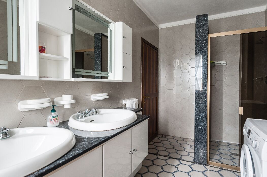 Combined shower/tub, hair dryer, bidet, towels