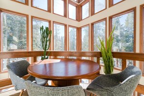 Chalet (3 Bedrooms) | Servicio de comidas en la habitación
