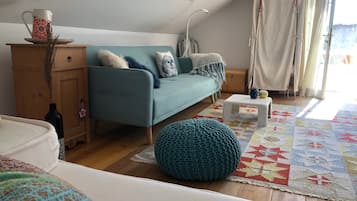 Télévision, cheminée, livres, chaîne hi-fi