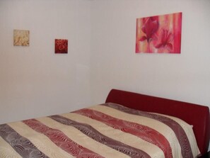 4 bedrooms, iron/ironing board, free WiFi, bed sheets