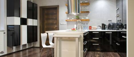 Refrigerador, microondas, horno, placa de cocina