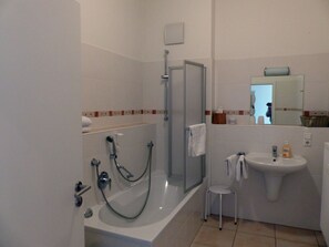 Hair dryer, towels, soap, toilet paper - HAARDTER WINZER (Whg. 3) renovated and lovingly decorated "Pfalzcard-Partner" (Neustadt an der Weinstraße)