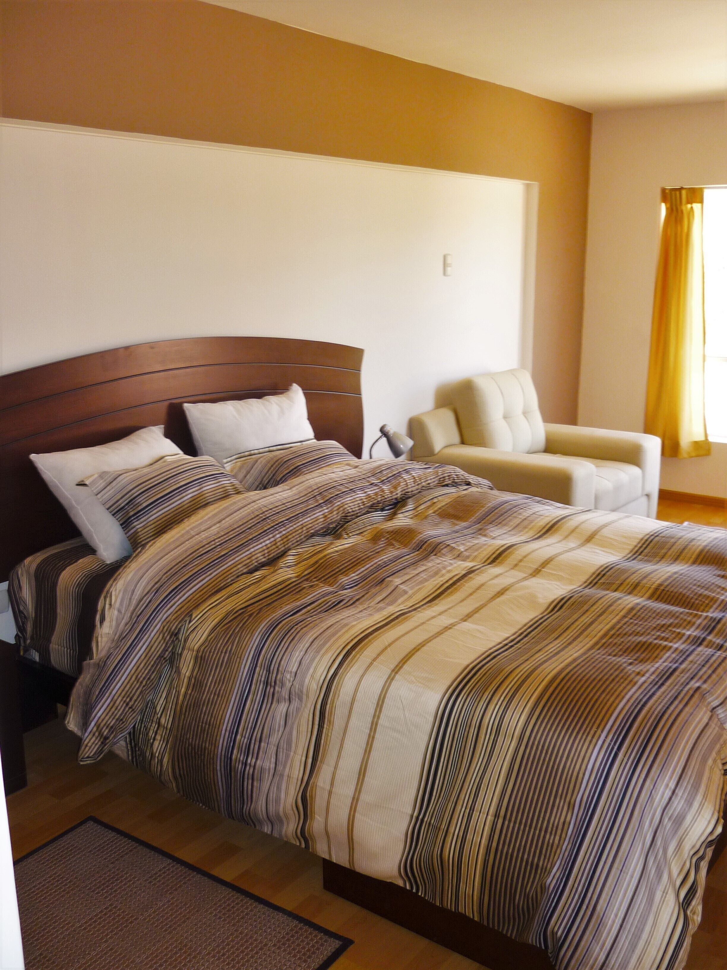 3 habitaciones, tabla de planchar con plancha, wifi y ropa de cama 