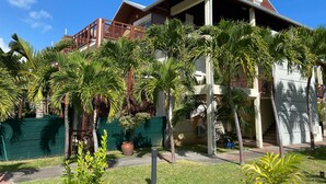 Um edifício moderno de vários andares com telhado plano e varanda.