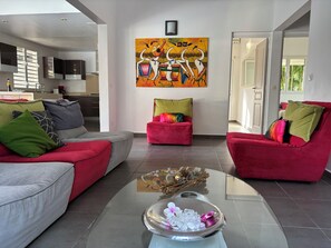 Téléviseur, livres, sélection de musique, chaîne audio