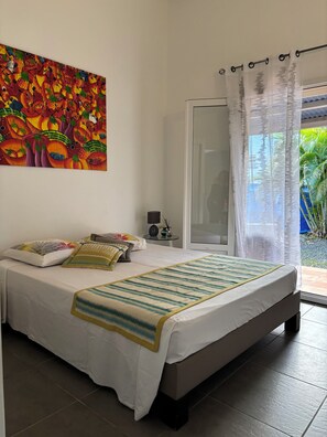 3 chambres, fer et planche à repasser, lit de bébé portatif