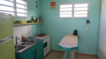 Réfrigérateur, micro-ondes, four, cafetière/bouilloire