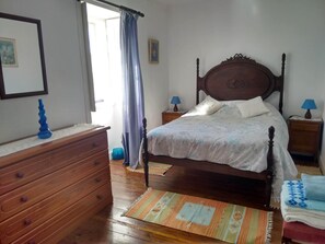 3 quartos, ferros/tábuas de passar roupa, Wi-Fi, roupa de cama