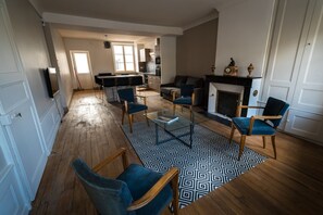 Smart TV y chimenea 