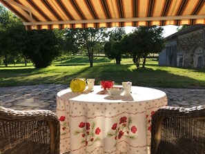 Outdoor dining - Green Périgord country house (Saint-Martin-De-Fressengeas)
