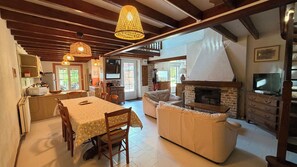 Fernseher, Kamin, DVD-Player