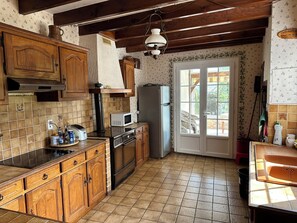 Fridge, microwave, oven, stovetop - Green Périgord country house (Saint-Martin-De-Fressengeas)