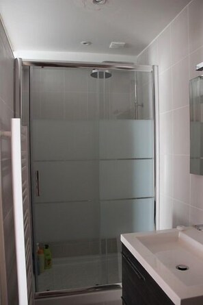 Duschwanne, Haartrockner, Bidet, Handtücher