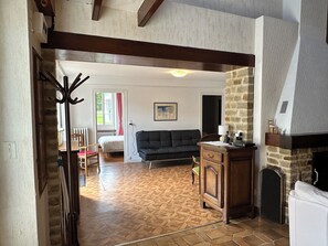 Fernseher, Kamin, DVD-Player
