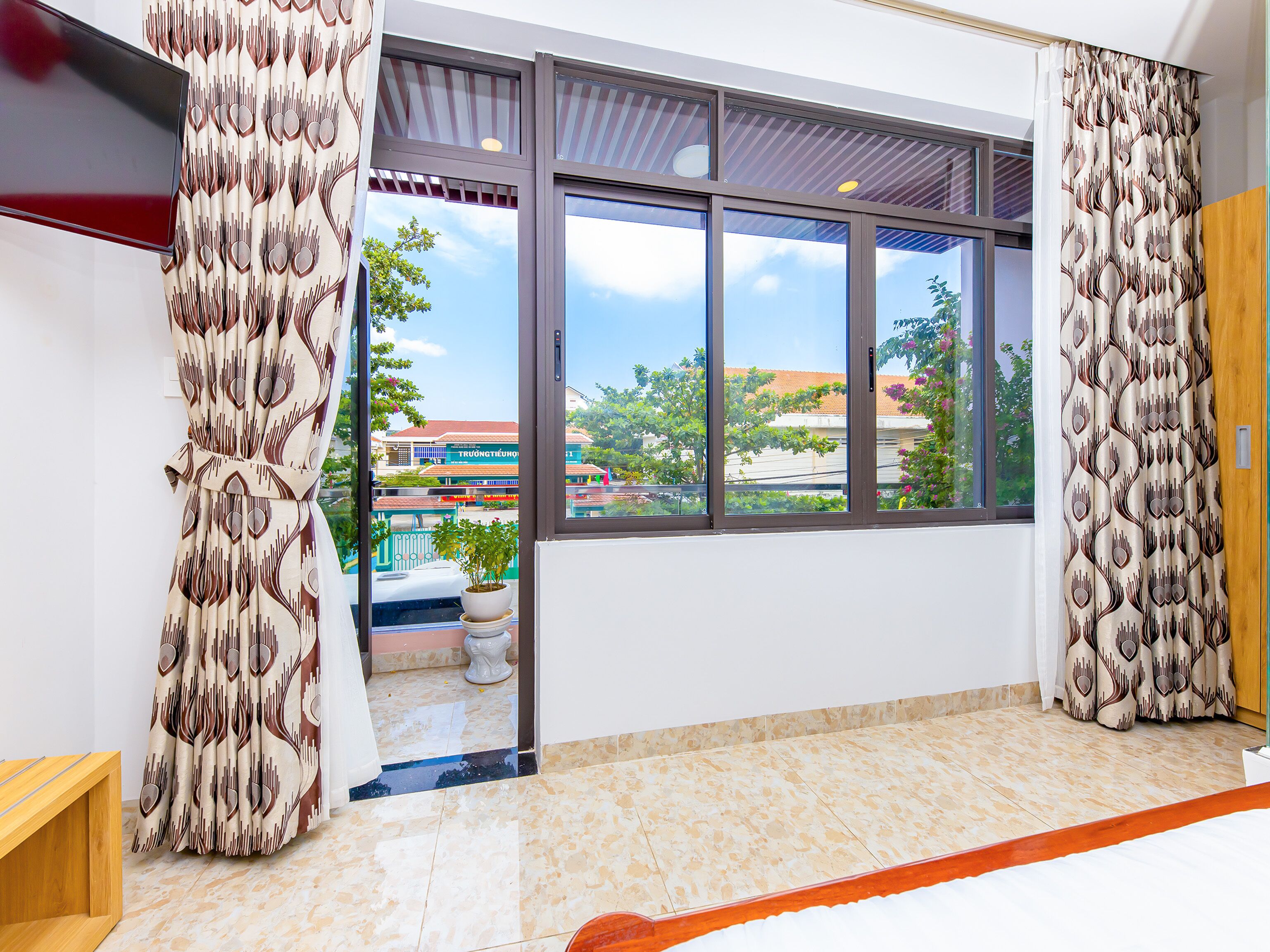 Minibar, escritorio, wifi gratis y ropa de cama 