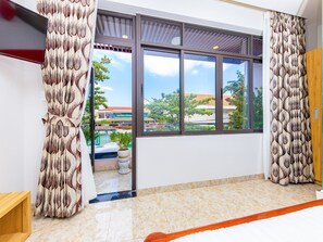 Deluxe tweepersoonskamer, voor 1 persoon | Een minibar, een bureau, gratis wifi, beddengoed