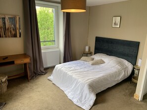 9 bedrooms, iron/ironing board, travel cot, free WiFi - La Traverse, a large family home halfway between Gérardmer and La Bresse. (La Bresse)