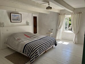 4 habitaciones, tabla de planchar con plancha, cuna de viaje y wifi 