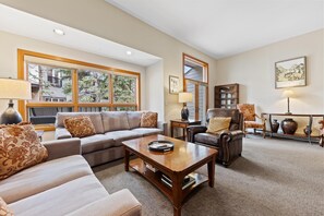 TV - Modern Condo with fireplace & vaulted ceilings & Grand Hyatt Access (Vail)