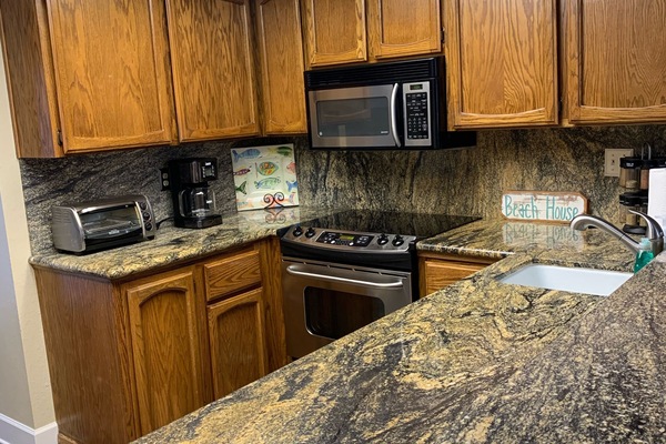 Frigorífico, microondas, horno y placa de cocina