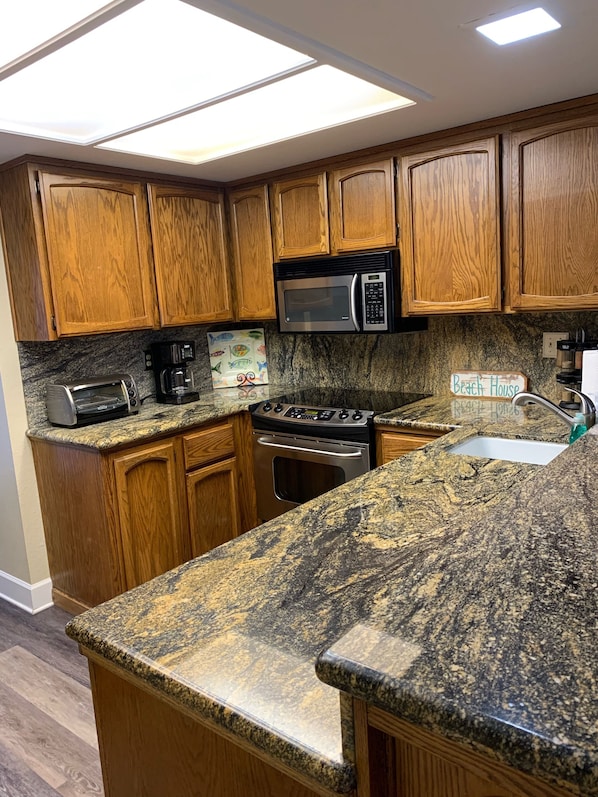 ثلاجة، ميكروويف، فرن، موقد طهي مسطح