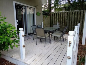 Outdoor dining - PET FRIENDLY WITH FRONT DOOR PARKING! GROUND FLOOR WITH NO STEPS! (Orange Beach)