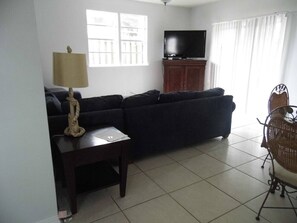 Smart TV, DVD player - PET FRIENDLY WITH FRONT DOOR PARKING! GROUND FLOOR WITH NO STEPS! (Orange Beach)