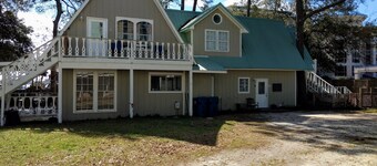   PET FRIENDLY WITH FRONT DOOR PARKING!  GROUND FLOOR WITH NO STEPS!