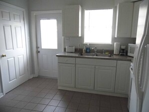 Fridge, microwave, oven, stovetop - PET FRIENDLY WITH FRONT DOOR PARKING! GROUND FLOOR WITH NO STEPS! (Orange Beach)