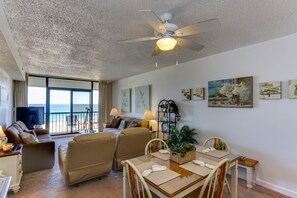 Dining - Oceanfront 2 bedroom, 2.5 bath condo overlooking the Boardwalk (Virginia Beach)