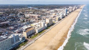 On the beach - Oceanfront 2 bedroom, 2.5 bath condo overlooking the Boardwalk (Virginia Beach)
