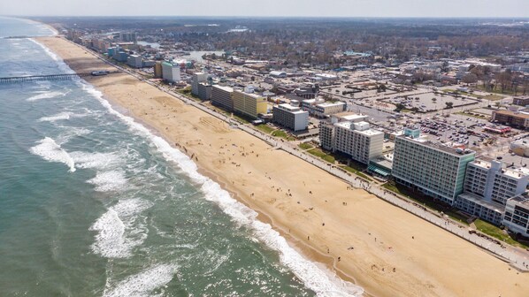 On the beach - Oceanfront 2 bedroom, 2.5 bath condo overlooking the Boardwalk (Virginia Beach)