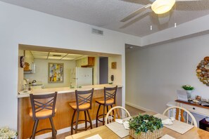 Dining - Oceanfront 2 bedroom, 2.5 bath condo overlooking the Boardwalk (Virginia Beach)
