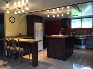 ثلاجة، ميكروويف، فرن، موقد طهي مسطح