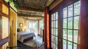Une chambre à coucher avec un lit, une fenêtre et une porte.